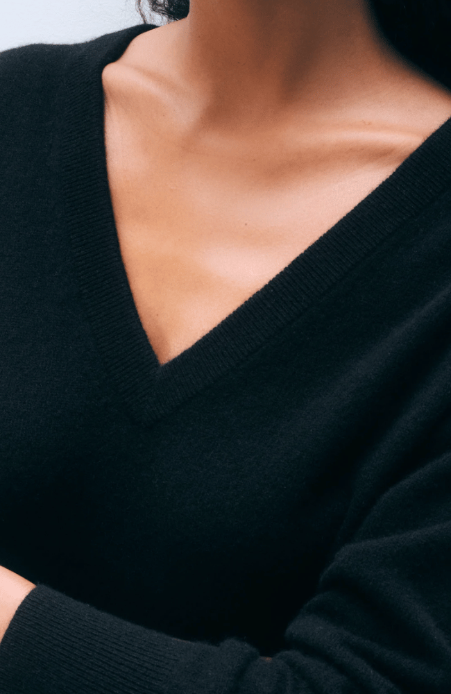 CASHMERE V NECK SWEATER in BLACK-WHITE & WARREN-FLOW BY NICOLE CANADA