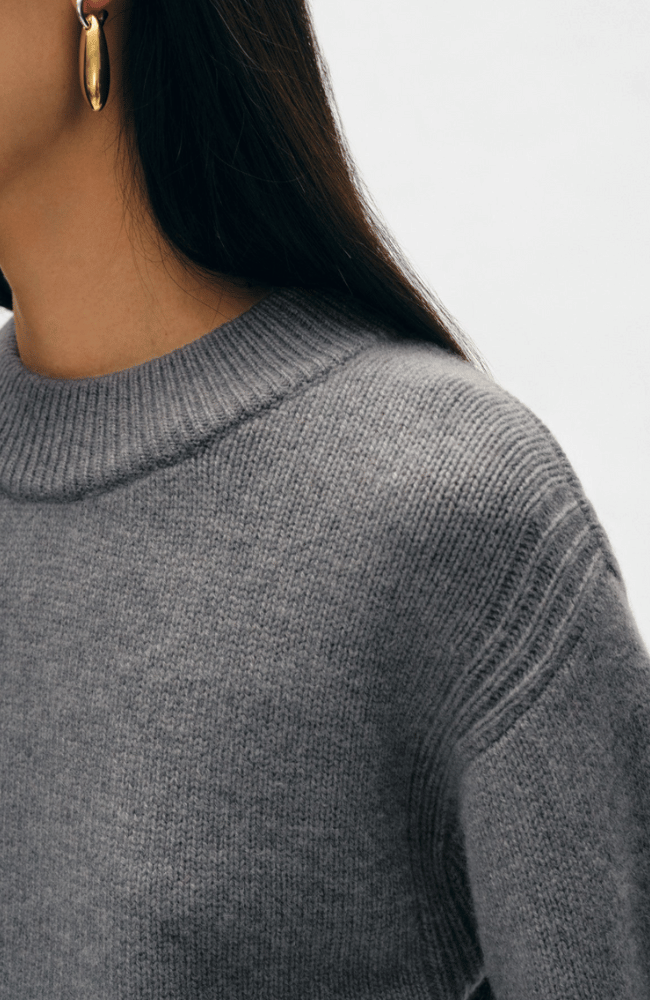 CASHMERE BLEND WAISTED CREWNECK - PEWTER HEATHER-WHITE + WARREN-FLOW by nicole