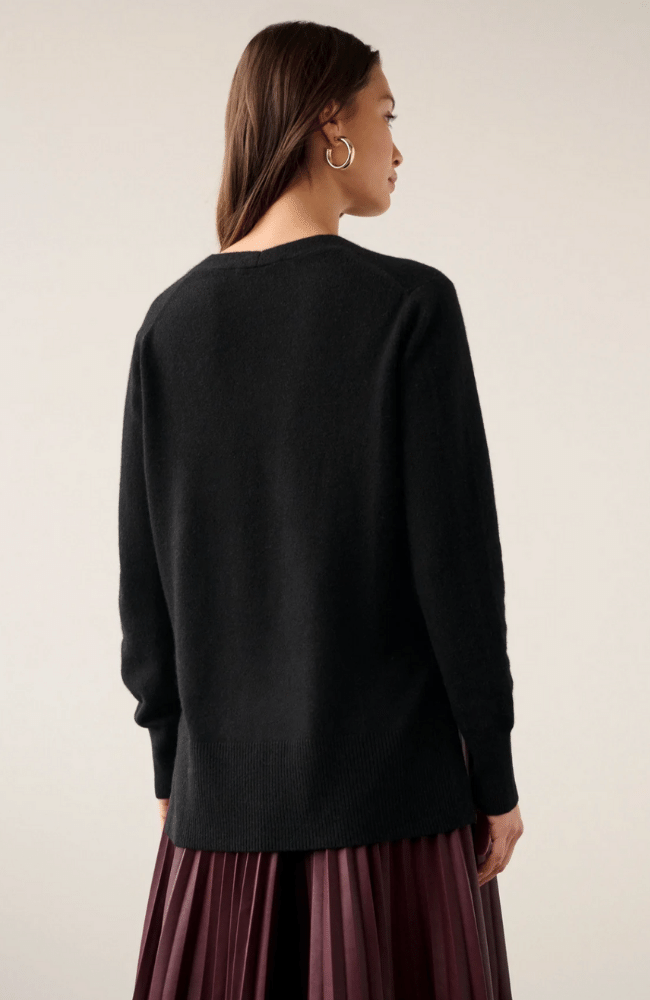 CASHMERE RELAXED V NECK - BLACK-WHITE + WARREN-FLOW by nicole