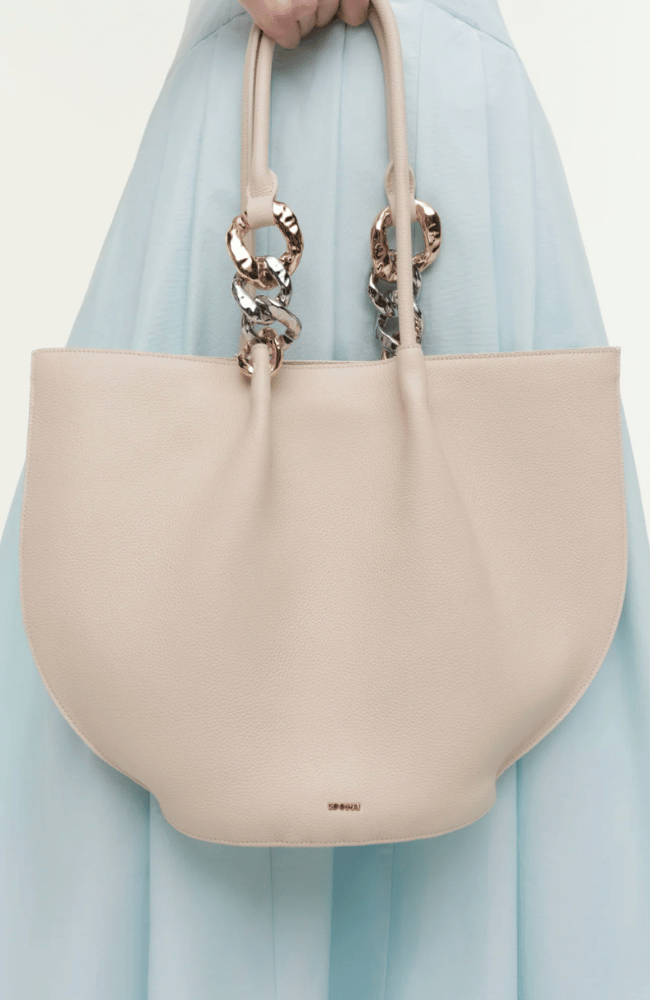 ARLO CHAIN PEBBLE LEATHER TOTE BAG in CREAM-SIMKHAI-FLOW BY NICOLE CANADA