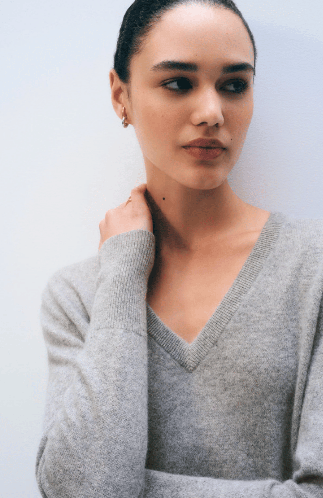 CASHMERE V NECK SWEATER in GREY HEATHER-WHITE and WARREN-FLOW BY NICOLE CANADA