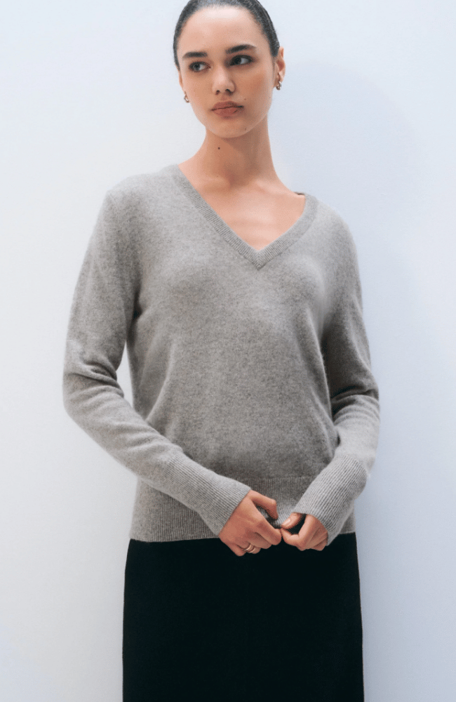 CASHMERE V NECK SWEATER in GREY HEATHER-WHITE and WARREN-FLOW BY NICOLE CANADA